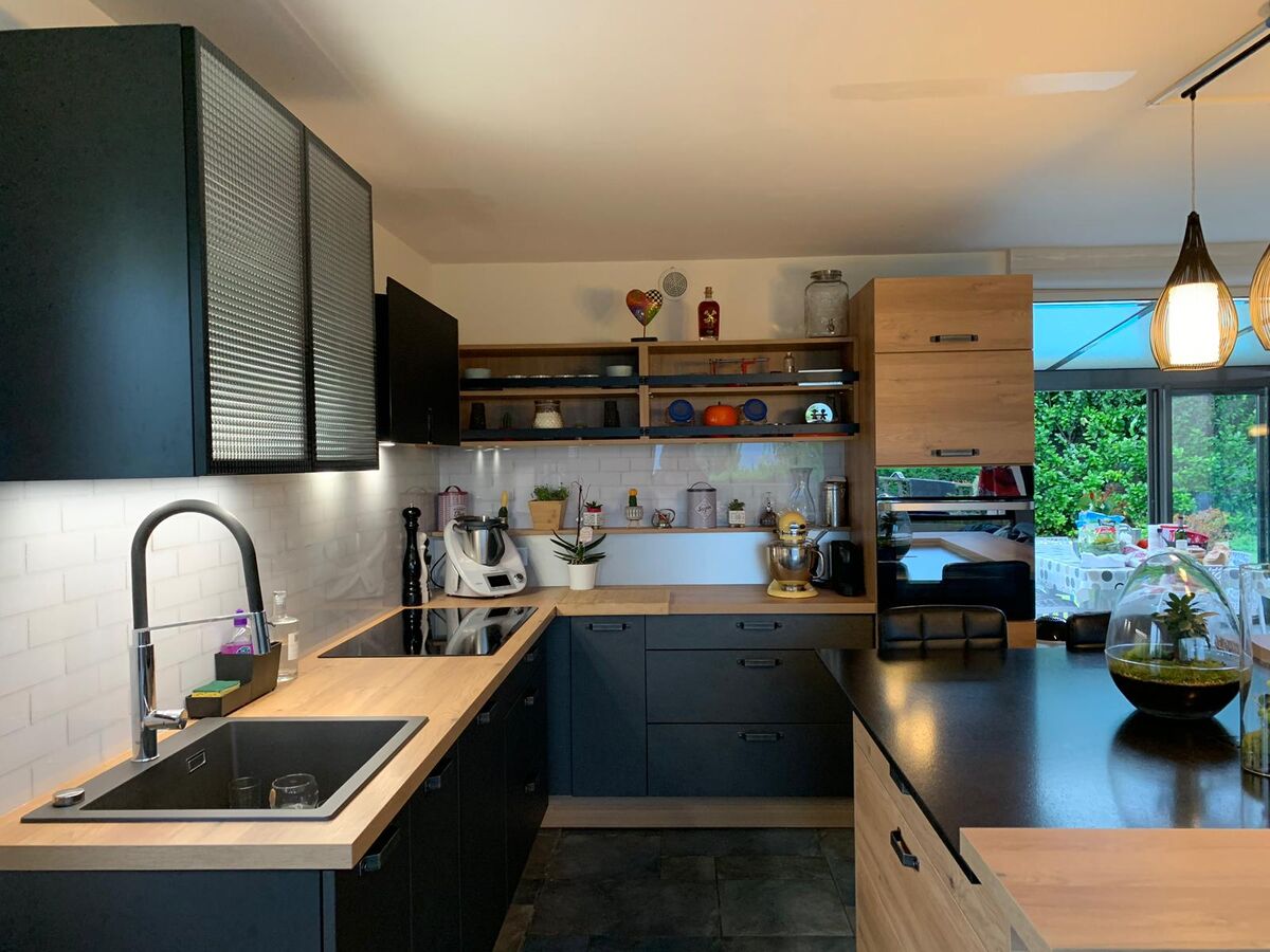 Cuisine équipée sur mesure Trend Chêne Honey et Label Métal Brossé