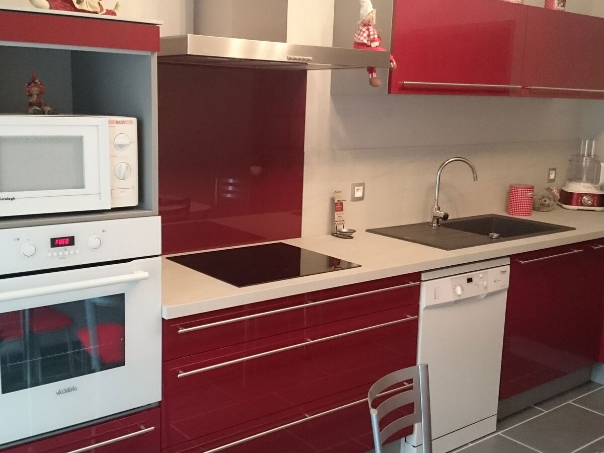 Cuisine équipée sur mesure Light + Rouge Majestic Brillant