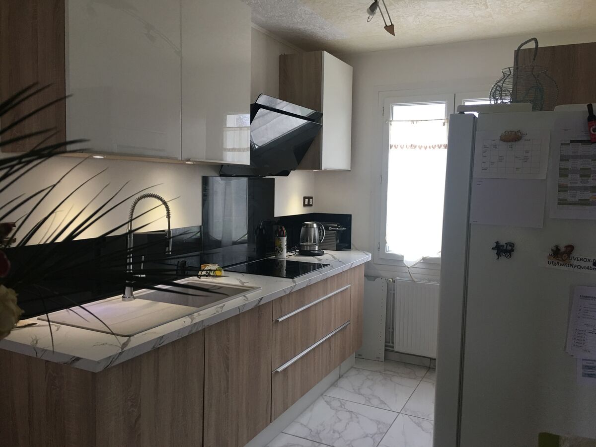 Rénovation cuisine équipée sur mesure Vega Chêne Timber et Light Blanc Brillant