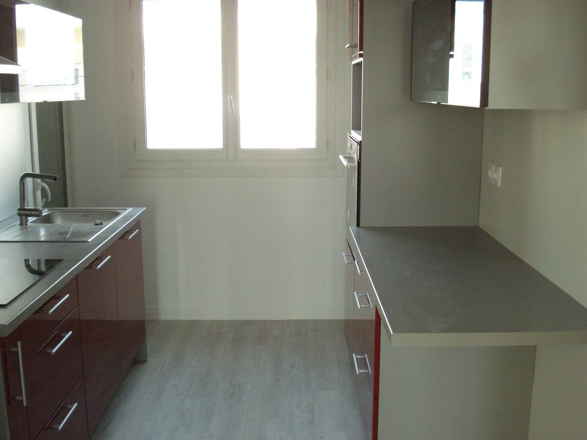 Cuisine équipée sur mesure Light + Rouge Majestic Brillant