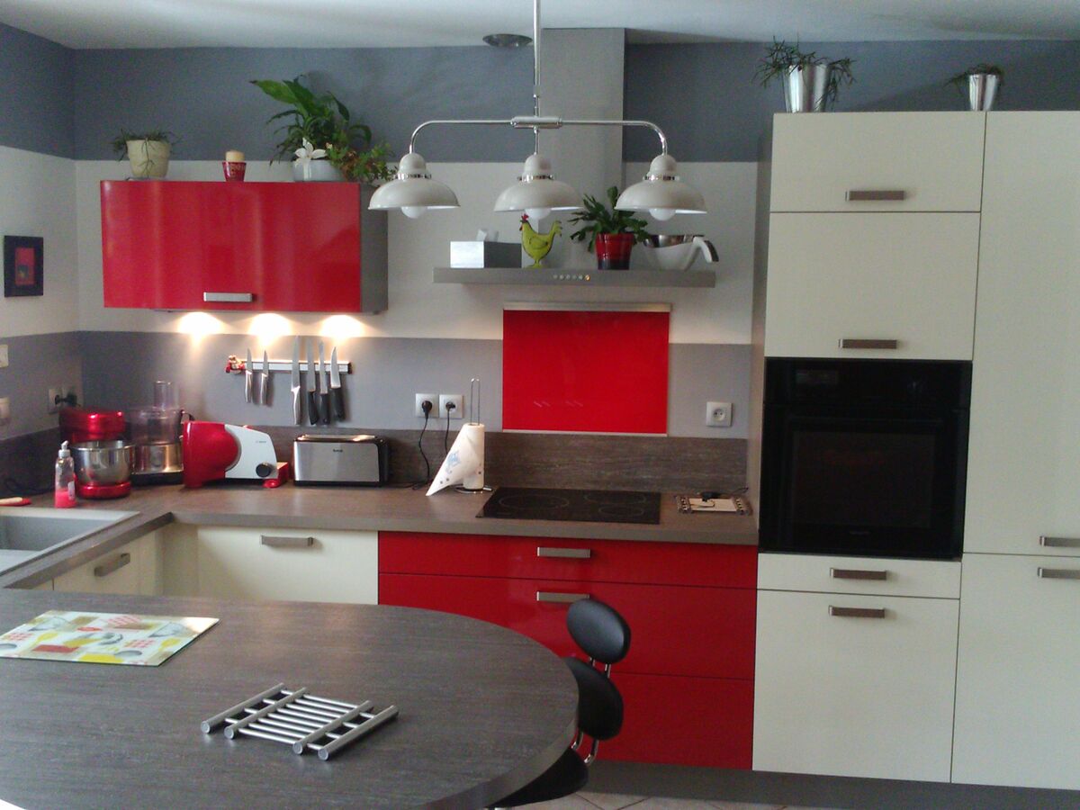 Cuisine équipée sur mesure Light + Pannacotta Majestic brillant et Light + Rouge Majestic Brillant