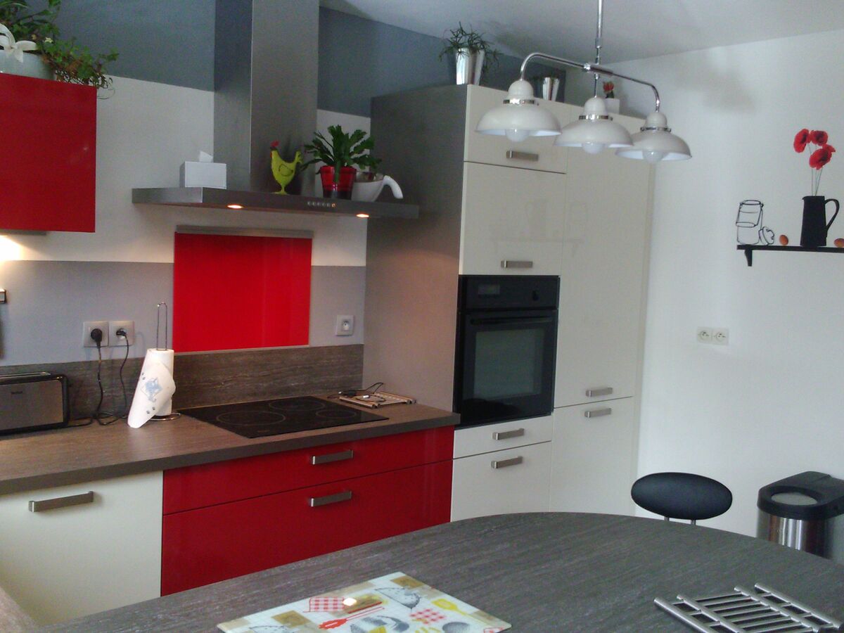Rénovation cuisine sur mesure Light + Pannacotta Majestic brillant et Light + Rouge Majestic Brillant