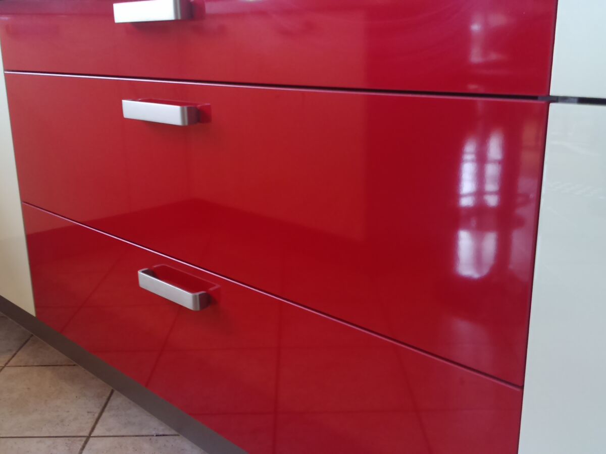 Cuisine avant-après sur mesure Light + Pannacotta Majestic brillant et Light + Rouge Majestic Brillant