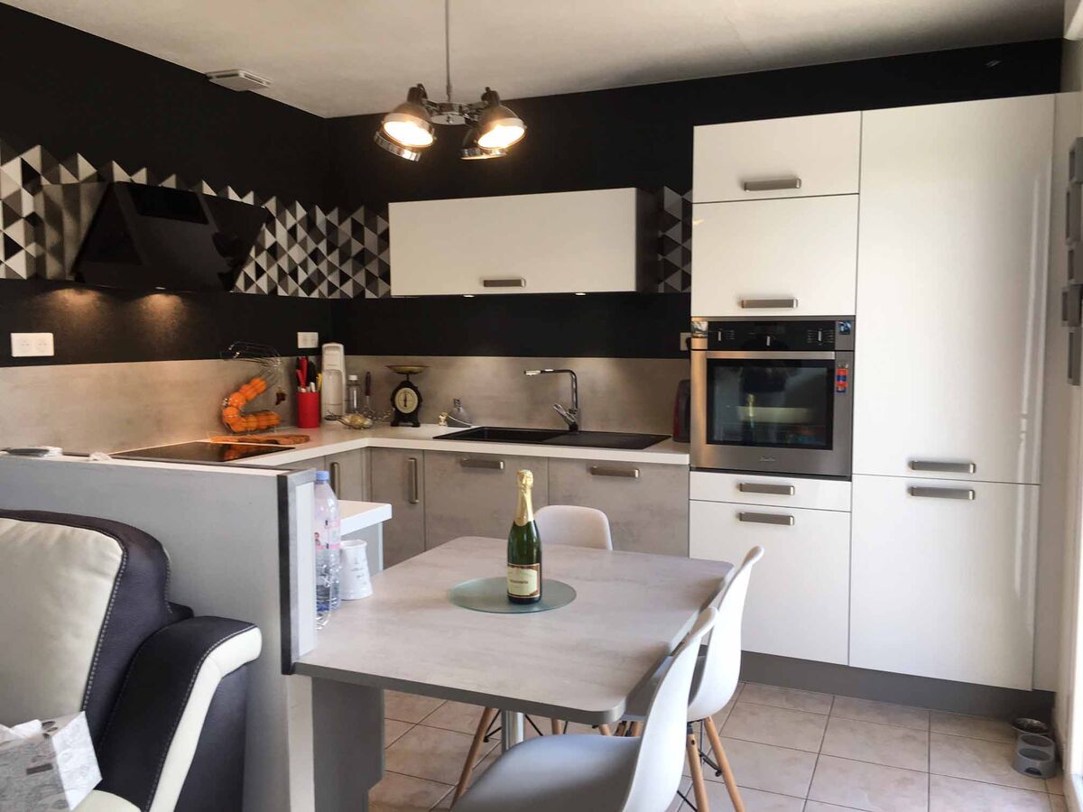 Cuisine équipée sur mesure Label Béton Clair et Light Blanc brillant