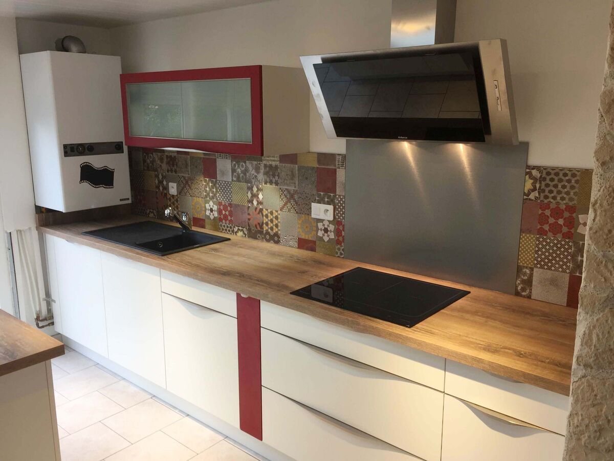 Cuisine équipée sur mesure Light blanc brillant et Trend Cranberry