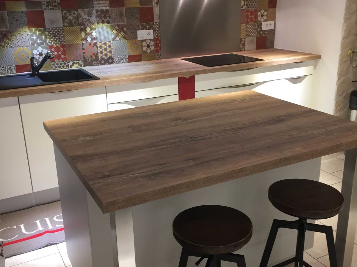 Cuisine avant-après sur mesure Light blanc brillant et Trend Cranberry