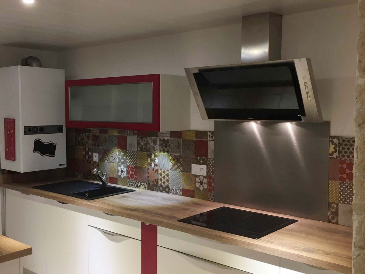 Cuisine avant-après sur mesure Light blanc brillant et Trend Cranberry