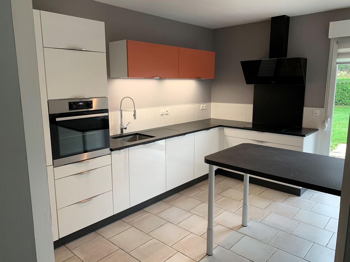 Rénovation-cuisine équipée sur mesure LIGHT Blanc Brillant & COLOR Laqué Terre de Sienne