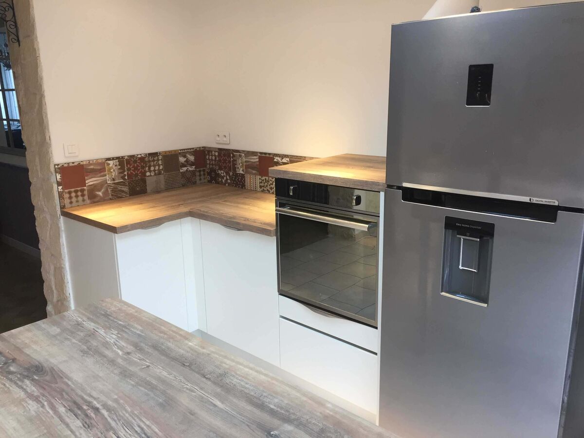 Cuisine avant-après sur mesure Light blanc brillant et Trend Cranberry