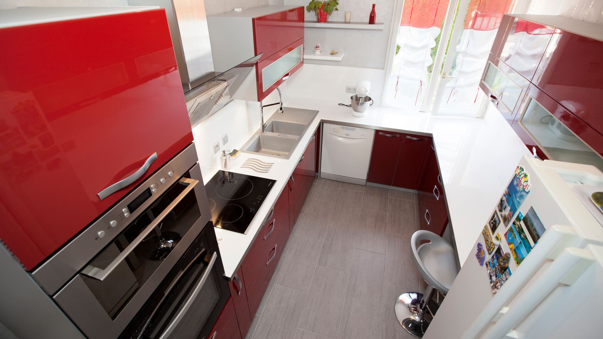 Cuisine équipée sur mesure Light + Rouge Majestic Brillant