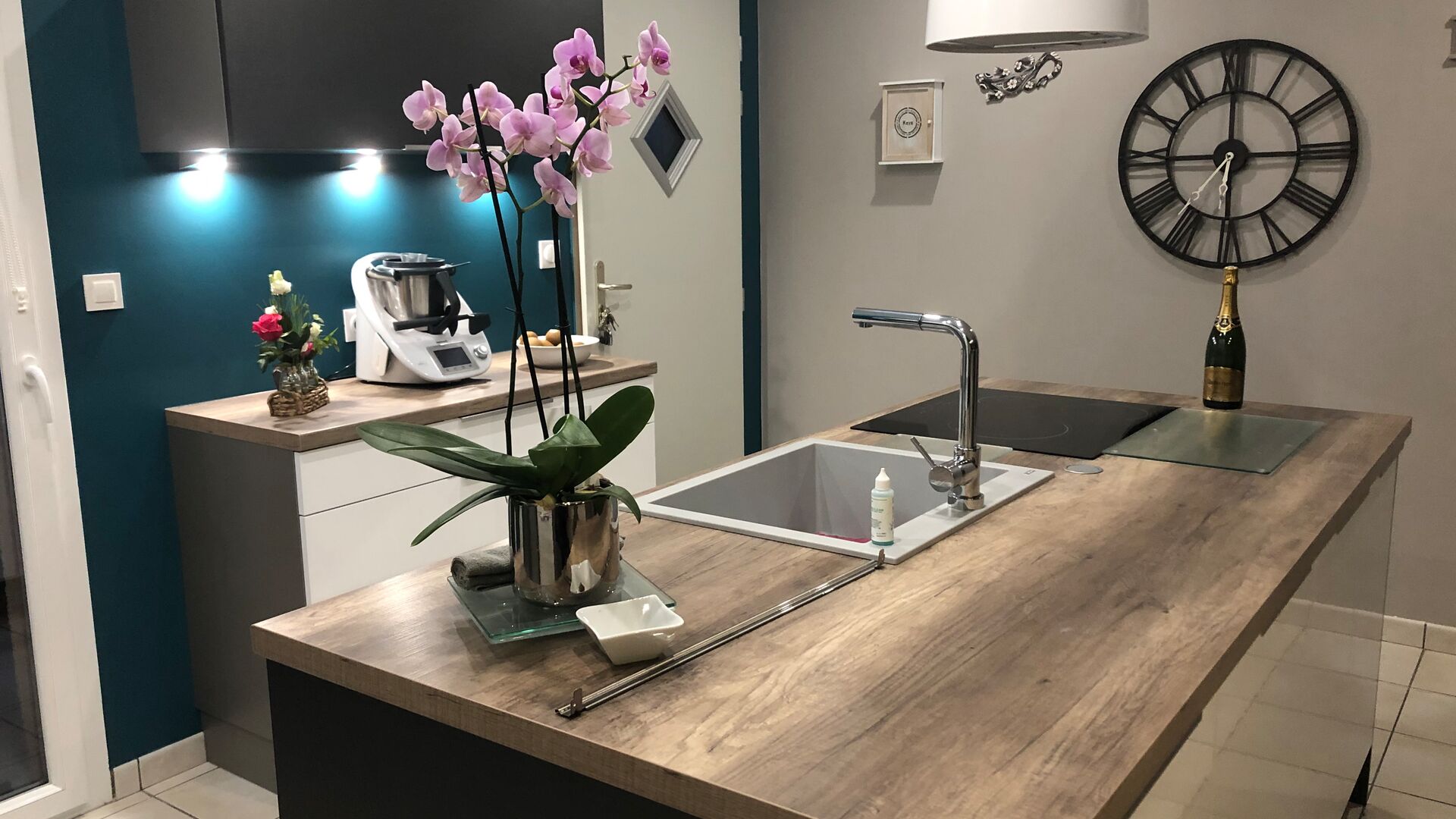 Cuisine équipée sur mesure Light Blanc Brillant et Label Métal Brossé