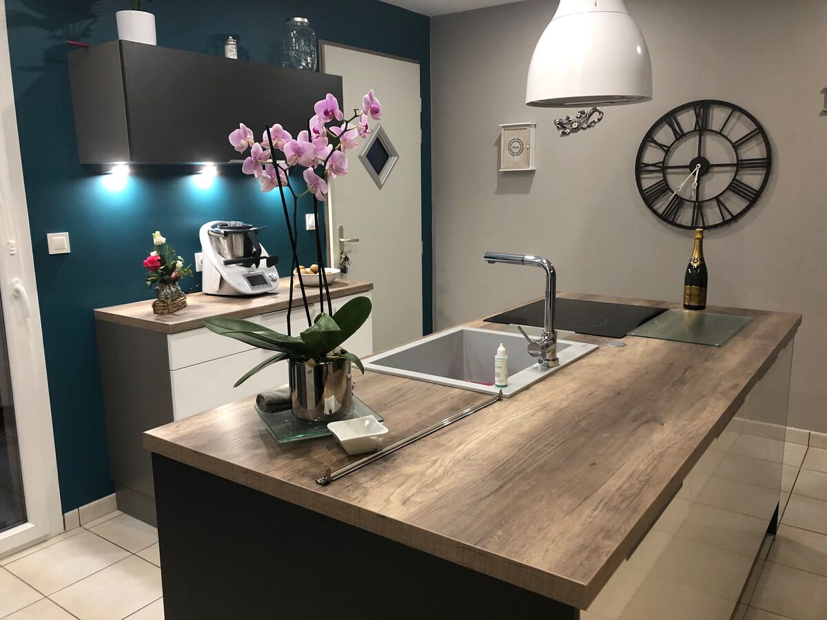 Cuisine équipée sur mesure Light Blanc Brillant et Label Métal Brossé