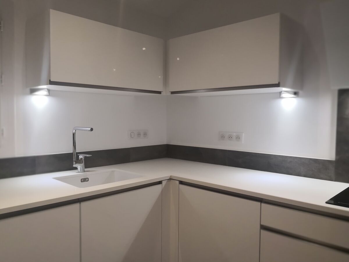 Cuisine avant-après sur mesure Light blanc brillant