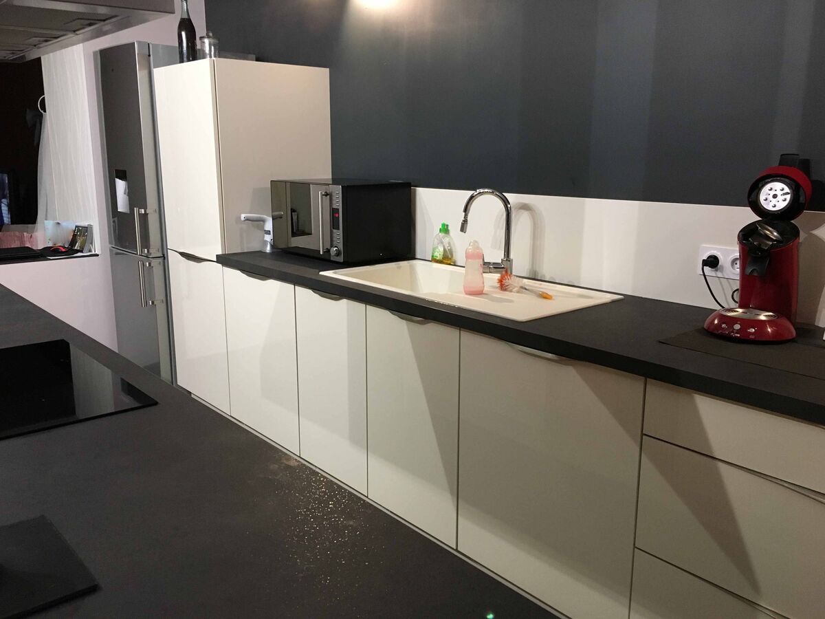 Cuisine avant-après sur mesure Light + Pannacotta Majestic brillant