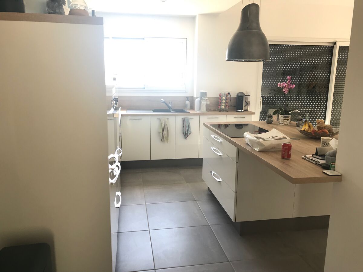 Rénovation cuisine équipée sur mesure Light Blanc Brillant & Trend Quartz Métal