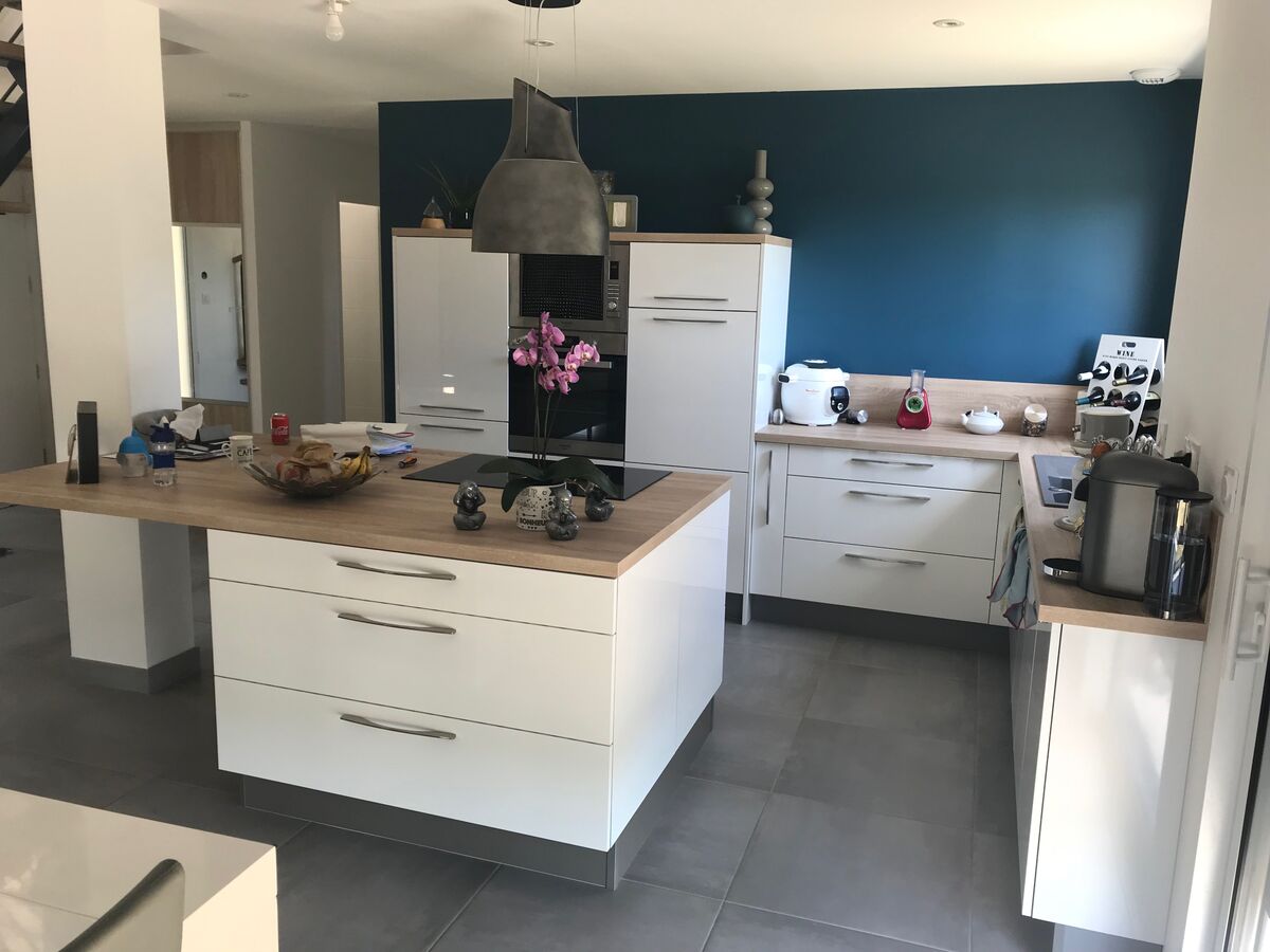 Cuisine avant-après sur mesure Light Blanc Brillant & Trend Quartz Métal