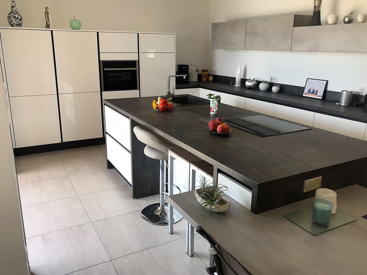 Rénovation cuisine équipée sur mesure Light Blanc Brillant Label Béton Clair