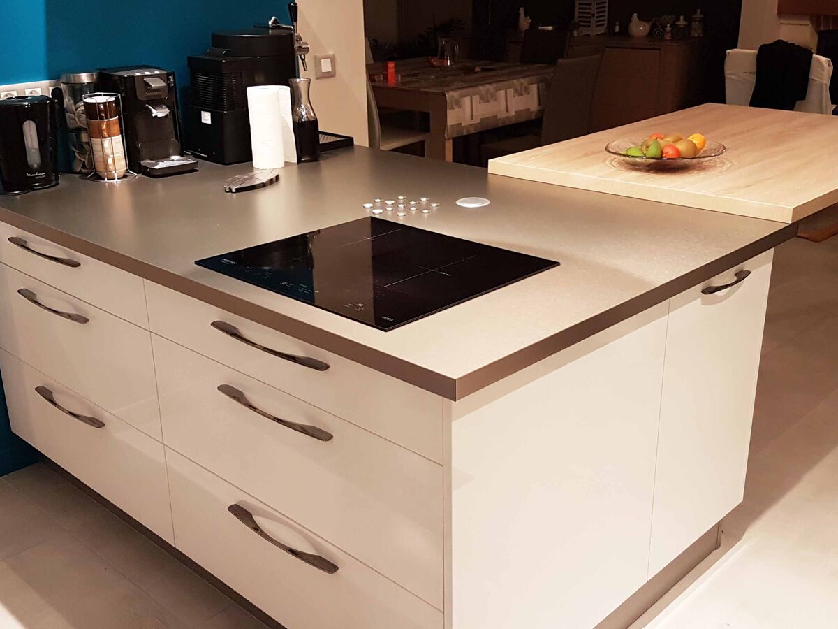 Rénovation cuisine sur mesure Light Blanc brillant et Light + Pannacotta Majestic brillant