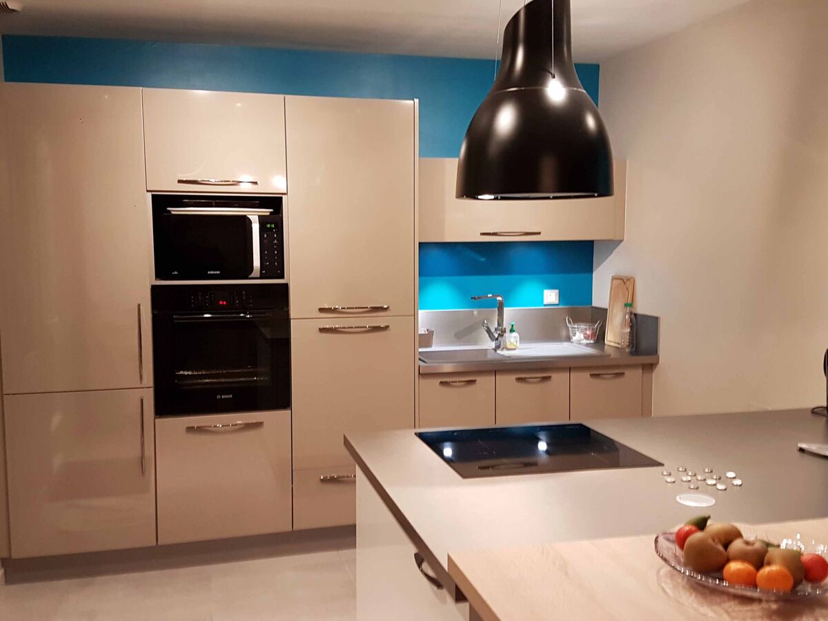 Cuisine avant-après sur mesure Light Blanc brillant et Light + Pannacotta Majestic brillant