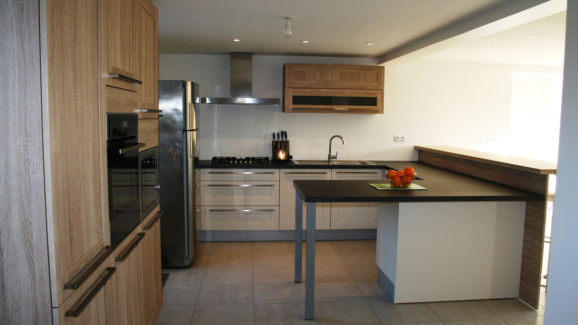 Cuisine équipée sur mesure Trend Cube Chêne timber et Trend Cube Pannacotta mat