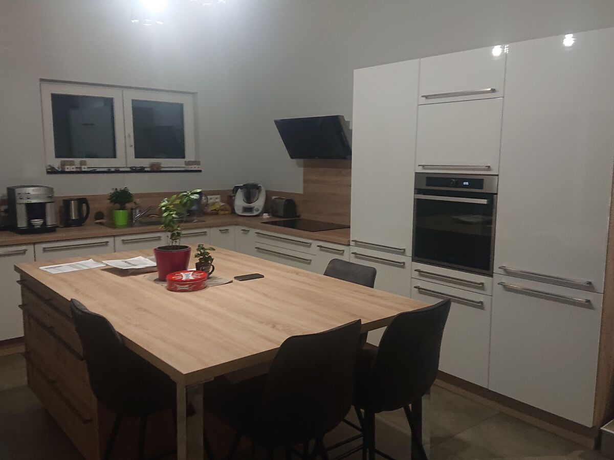 Cuisine avant-après sur mesure Light Blanc Brillant et Trend Cube Chêne Timber