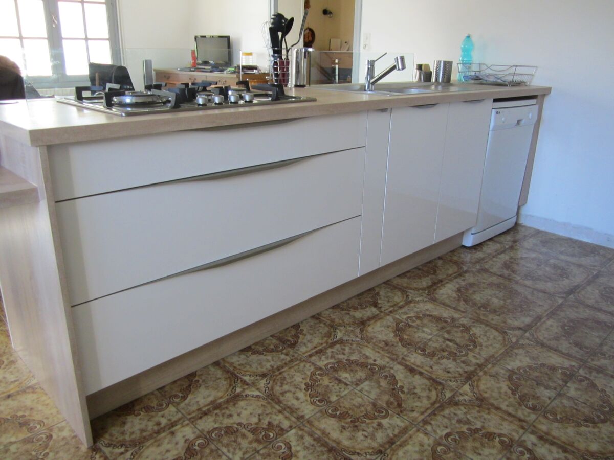 Cuisine avant-après sur mesure Light Blanc brillant et Trend + Chêne timber