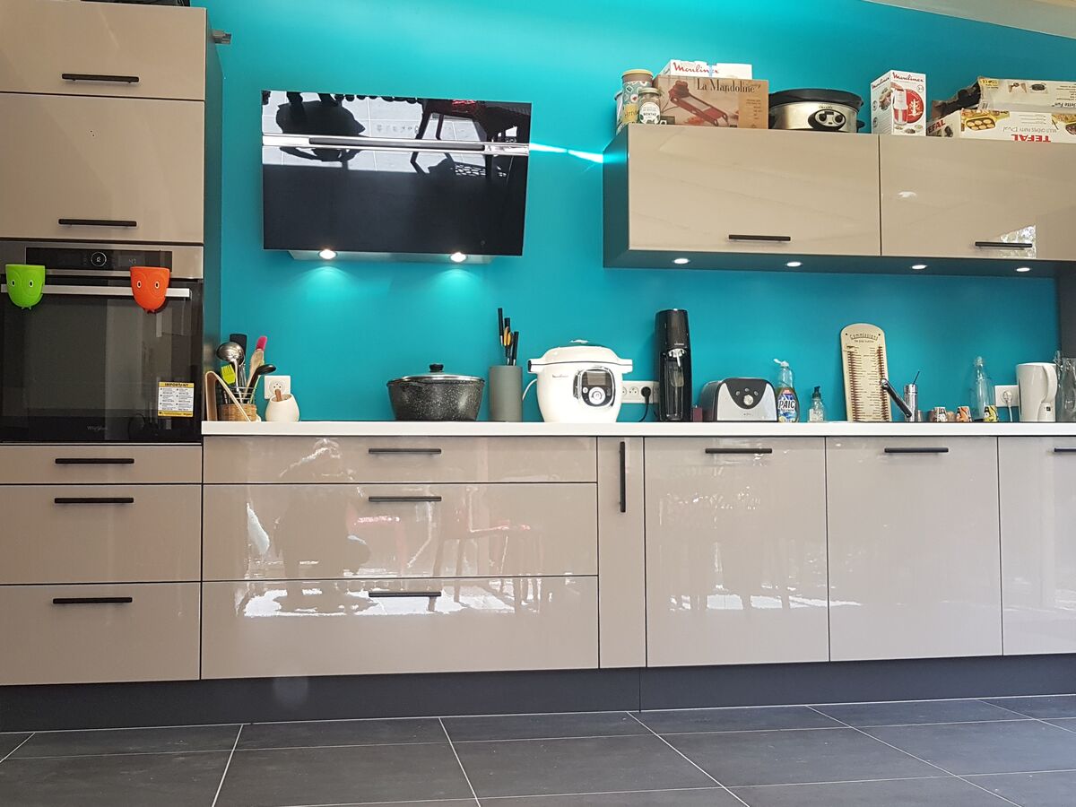 Cuisine avant-après sur mesure Light Greige Majestic brillant