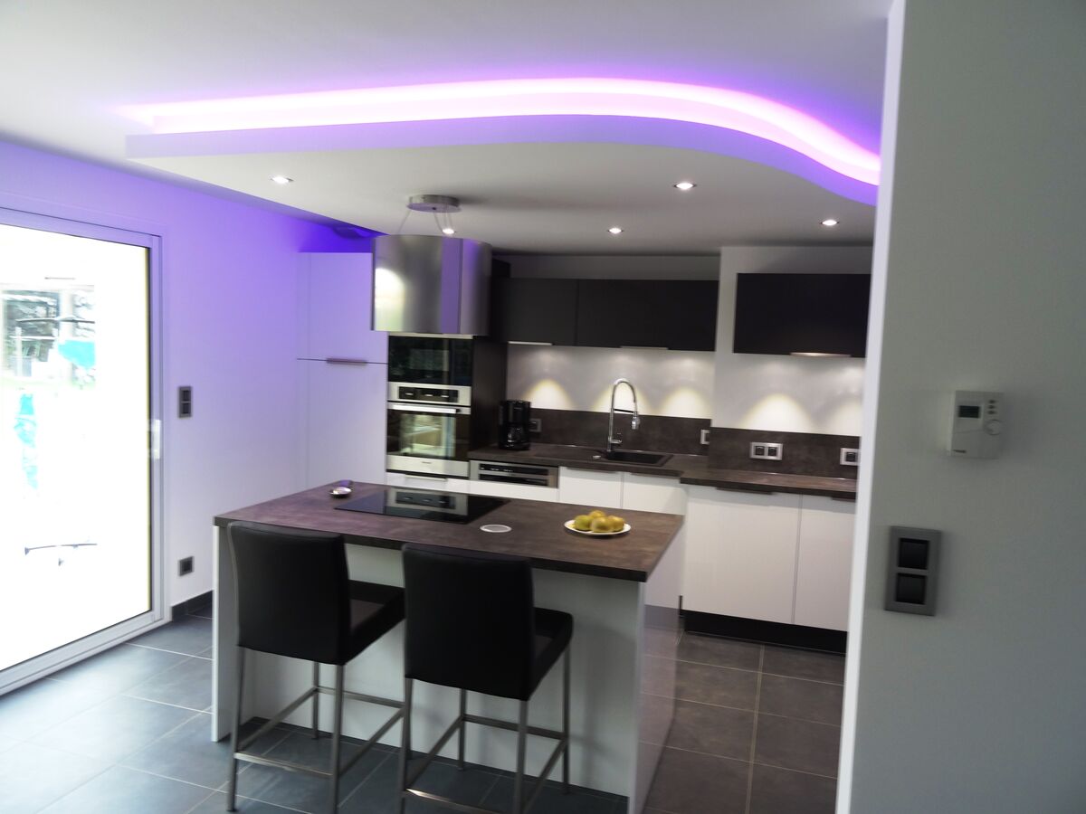 Rénovation cuisine sur mesure Light Blanc brillant et Trend + Ombre soft