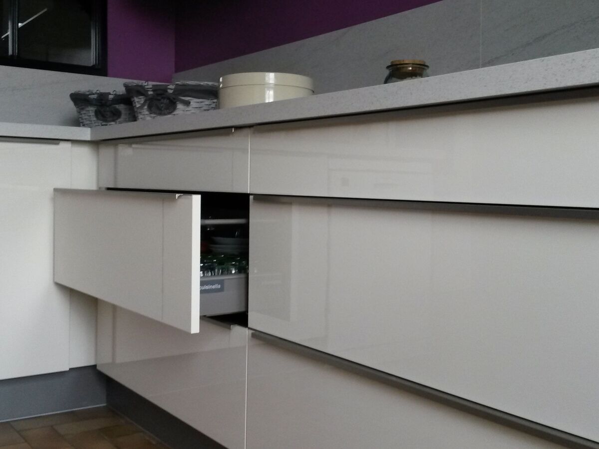 Cuisine avant-après sur mesure Light + Pannacotta Majestic brillant