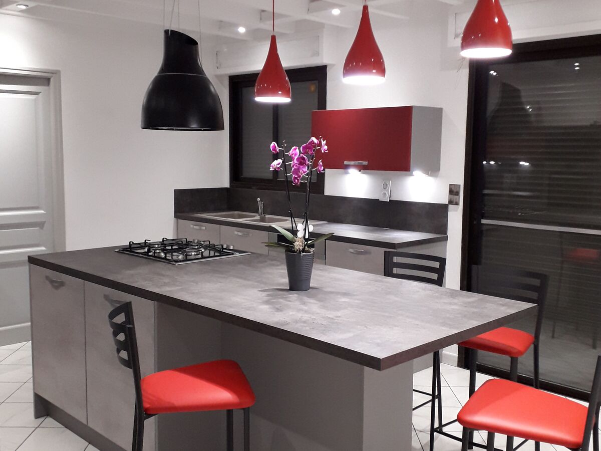 Cuisine avant-apres sur mesure Label Béton Clair et Trend Cranberry