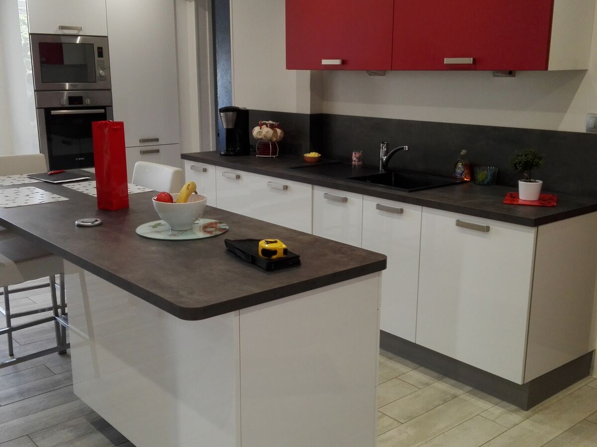 Rénovation cuisine équipée Light Blanc Brillant et Trend Cranberry