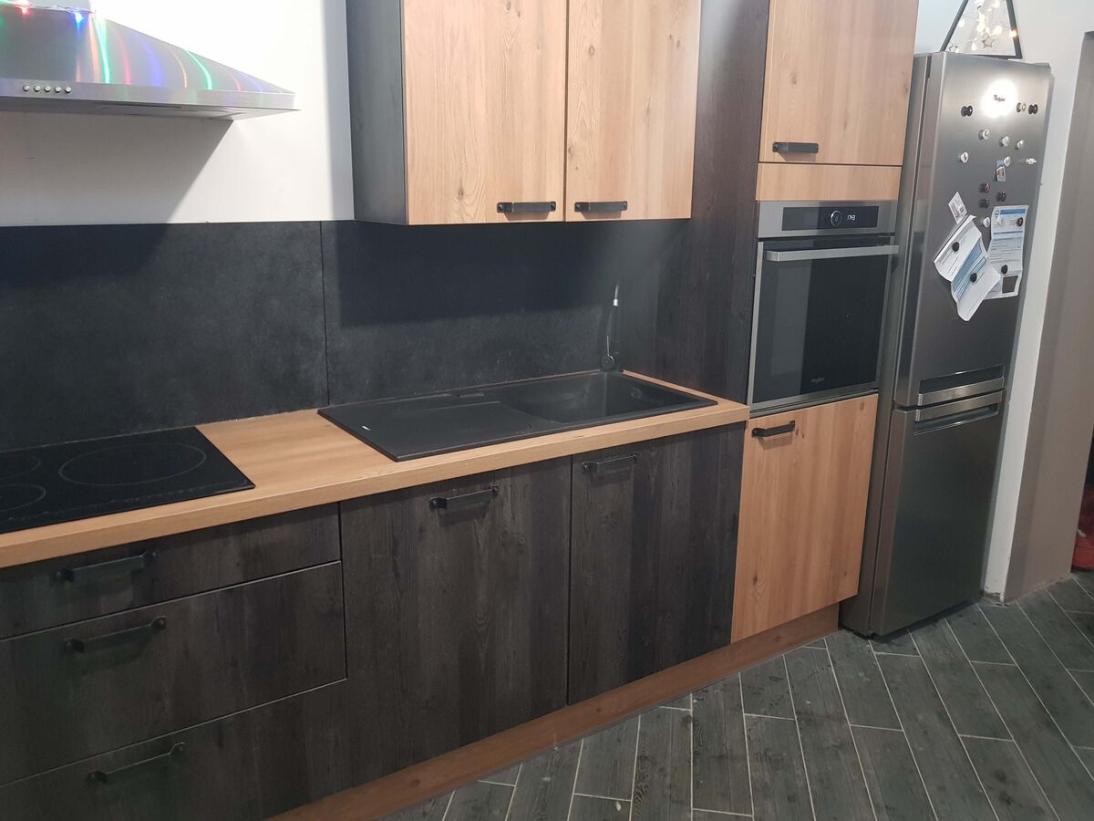 Rénovation cuisine équipée sur mesure Vega Woody Dark et Chêne Honey