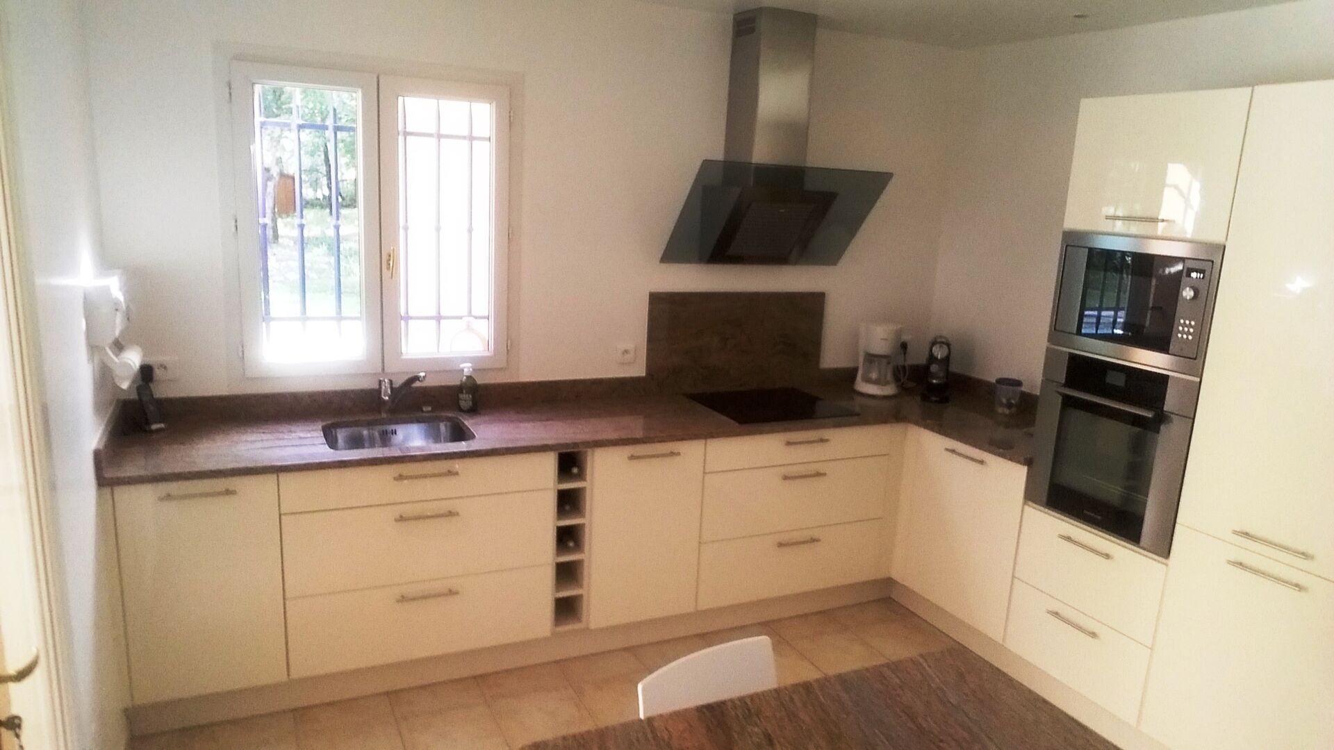 Cuisine équipée sur mesure Light + Pannacotta Majestic brillant