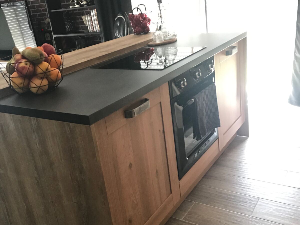 Cuisine avant-après sur mesure Trend Cube Chêne Honey et Label Métal Brossé