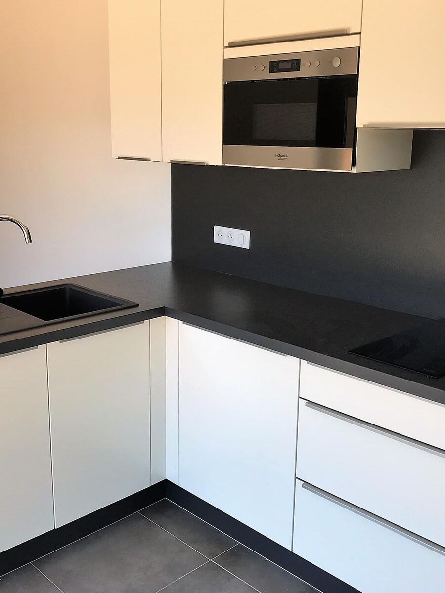 Cuisine équipée sur mesure Color Laqué Blanc et Laqué Misty Blue