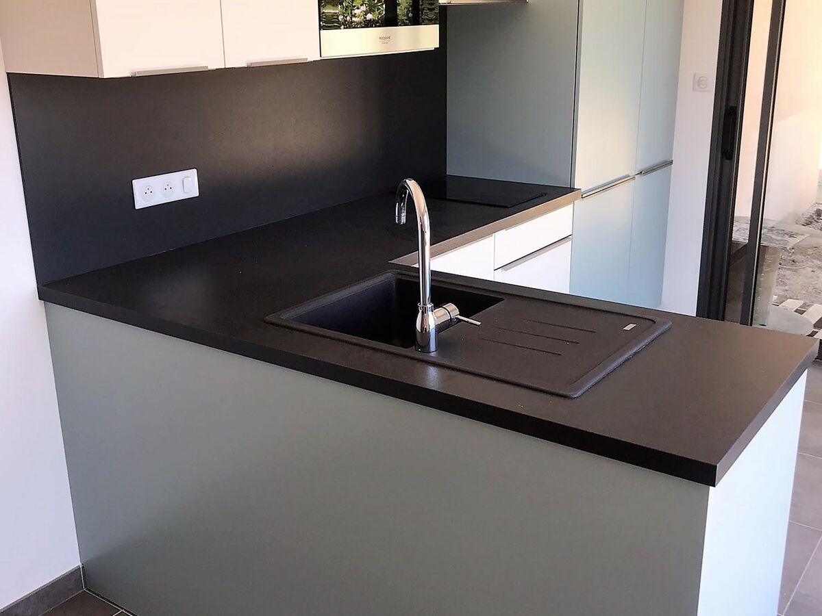 Rénovation cuisine équipée sur mesure Color Laqué Blanc et Laqué Misty Blue