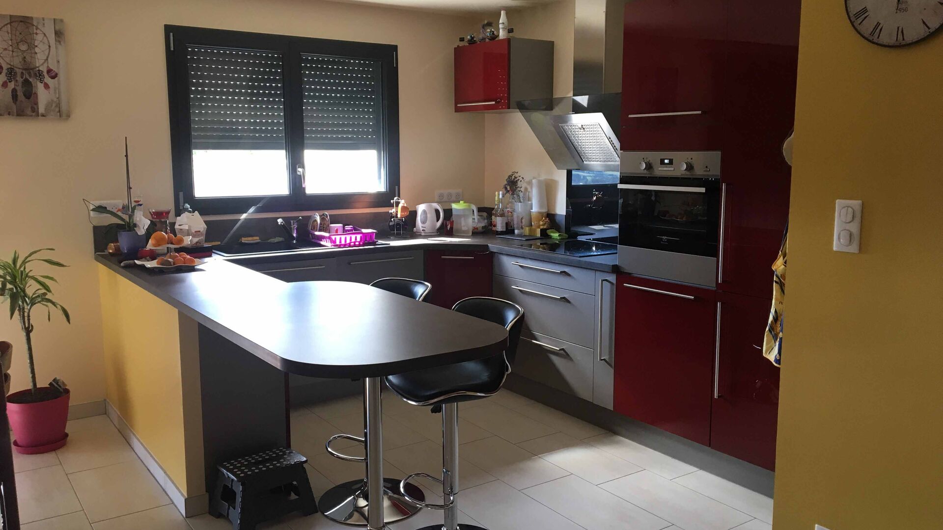 Cuisine équipée sur mesure Light + Rouge Majestic Brillant