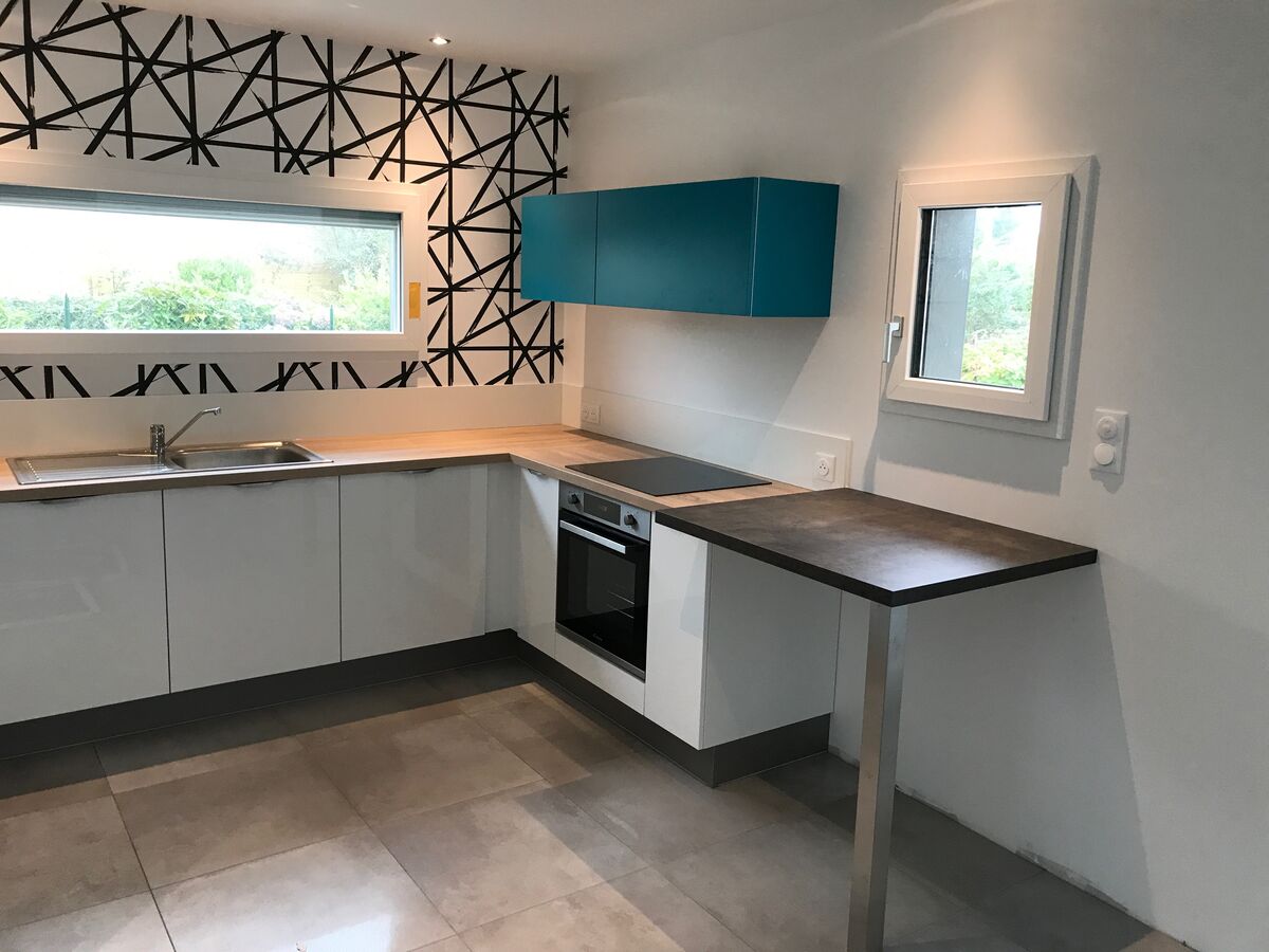 Rénovation cuisine équipée sur mesure Light Blanc Brillant et Color Curaçao