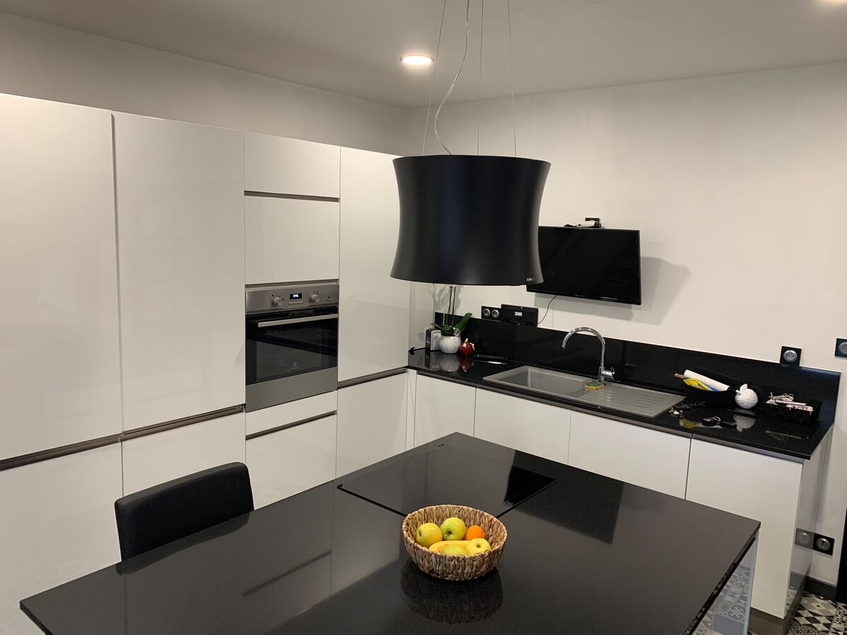 Cuisine avant-après sur mesure Light Jet Blanc Brillant