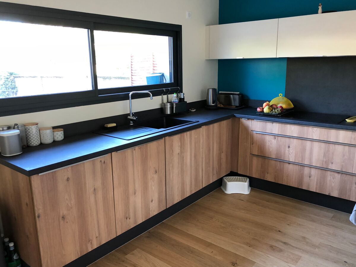 Cuisine équipée sur mesure Vega Chêne Honey et Vega Prem's Blanc