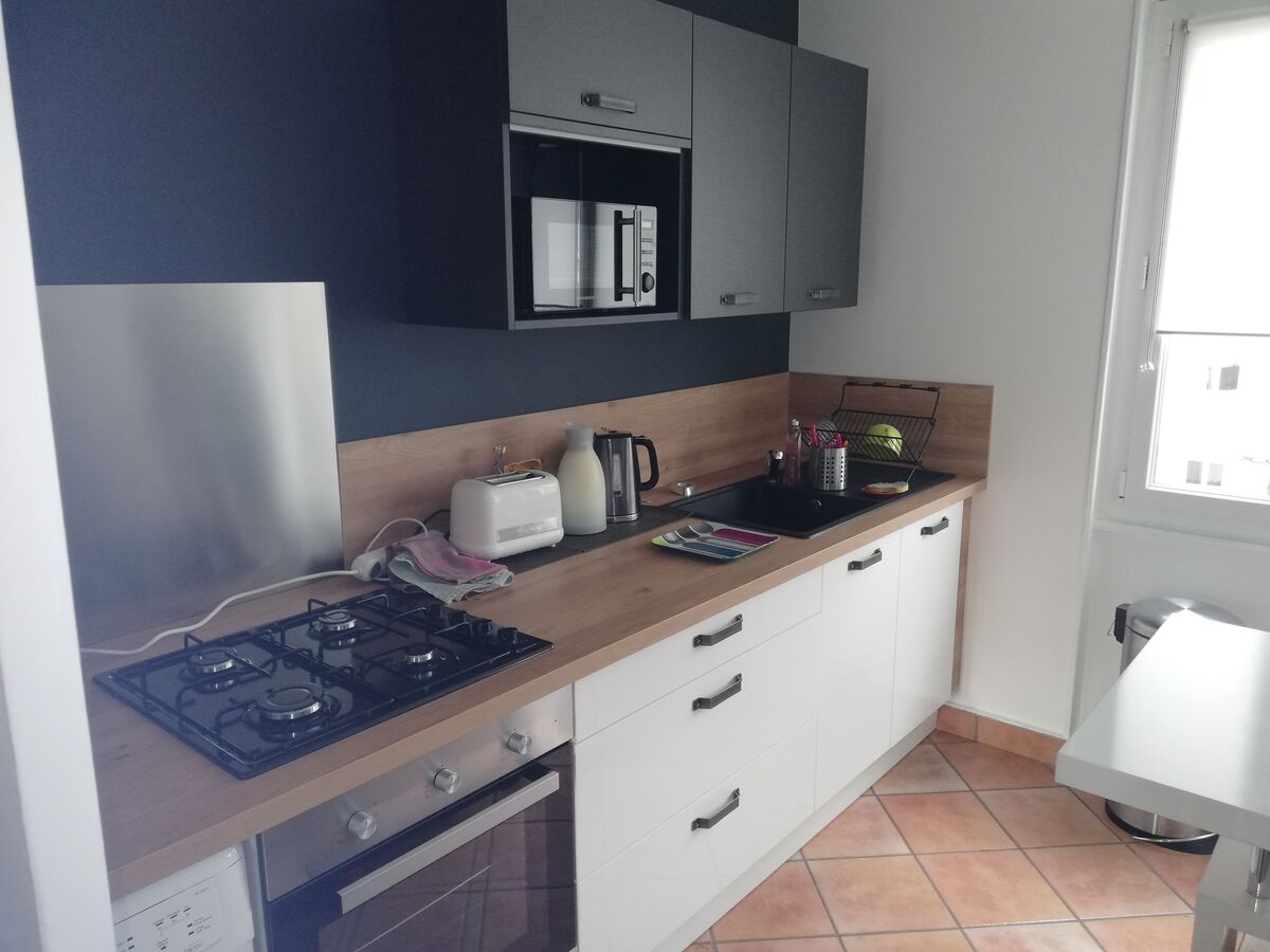 Rénovation cuisine équipée sur mesure Petilla Blanc Brillant & Label Métal Brossé