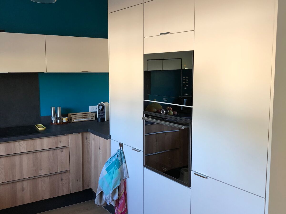 Rénovation cuisine équipée sur mesure Vega Chêne Honey et Vega Prem's Blanc