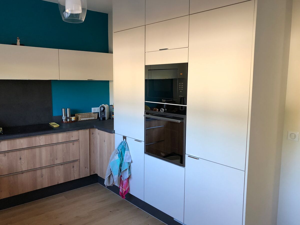 Cuisine avant-après sur mesure Vega Chêne Honey et Vega Prem's Blanc