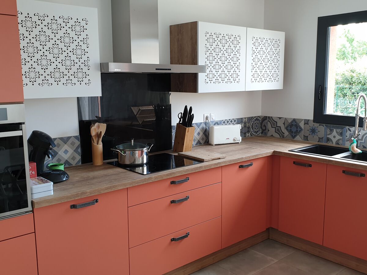 Rénovation cuisine équipée sur mesure Color Laqué Terre de Sienne