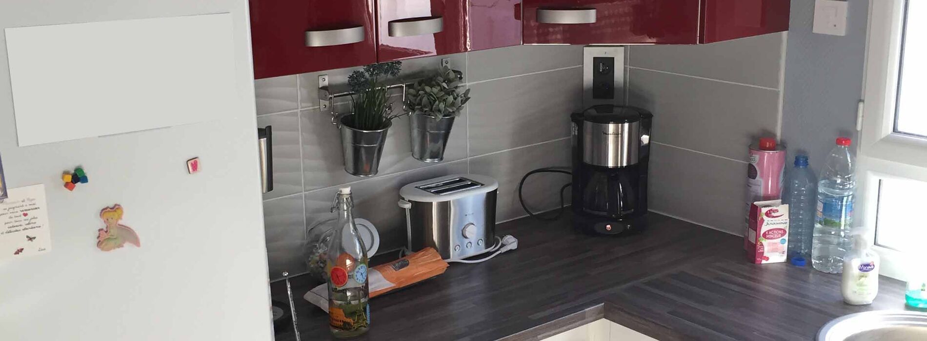 Cuisine équipée sur mesure Light + Rouge Majestic Brillant