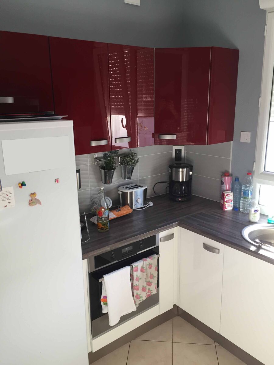 Cuisine équipée sur mesure Light + Rouge Majestic Brillant