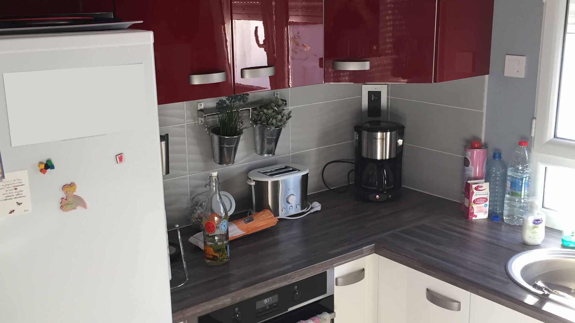 Cuisine équipée sur mesure Light + Rouge Majestic Brillant