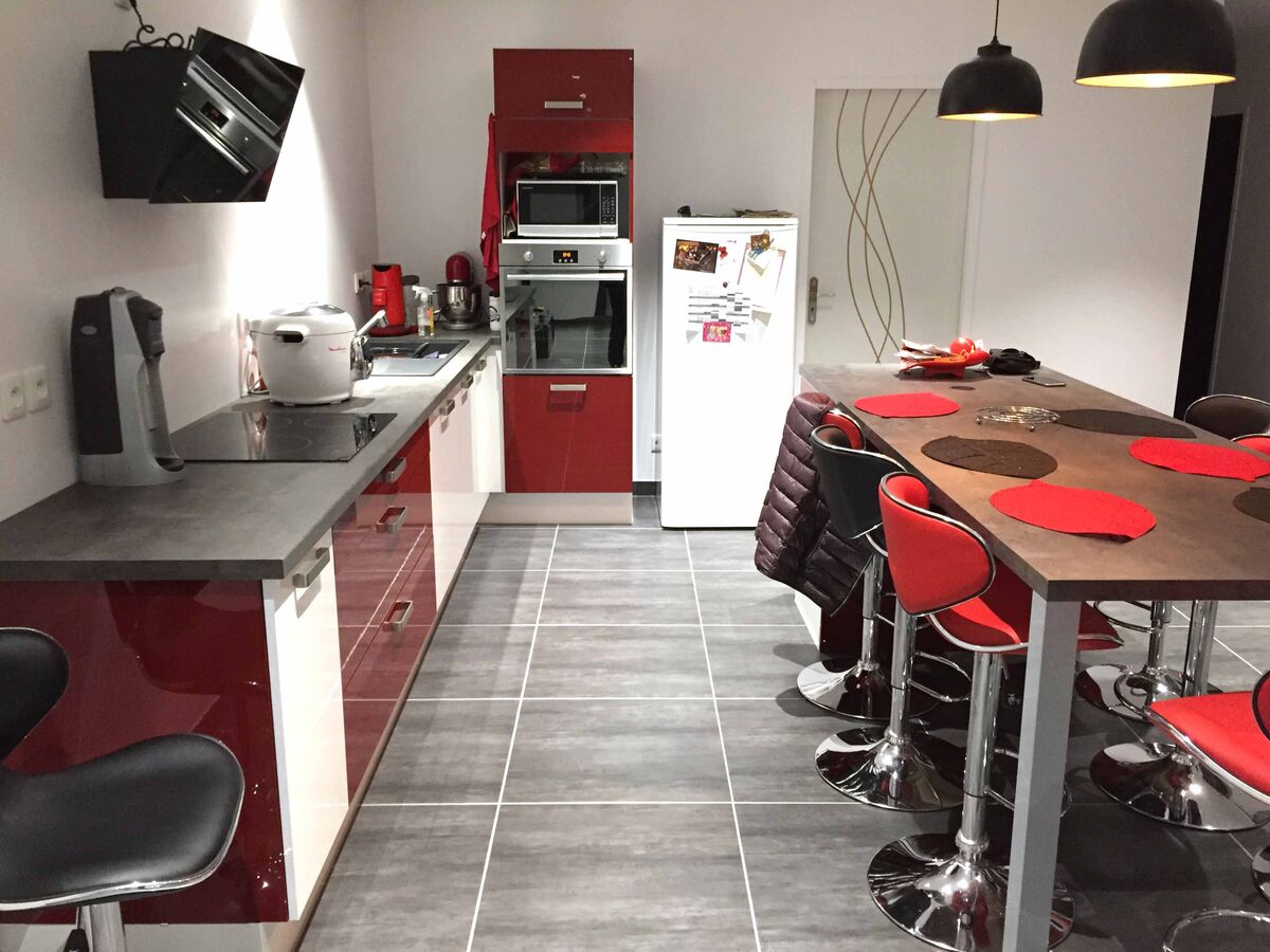 Rénovation cuisine sur mesure Light Blanc brillant et Light + Rouge Majestic Brillant