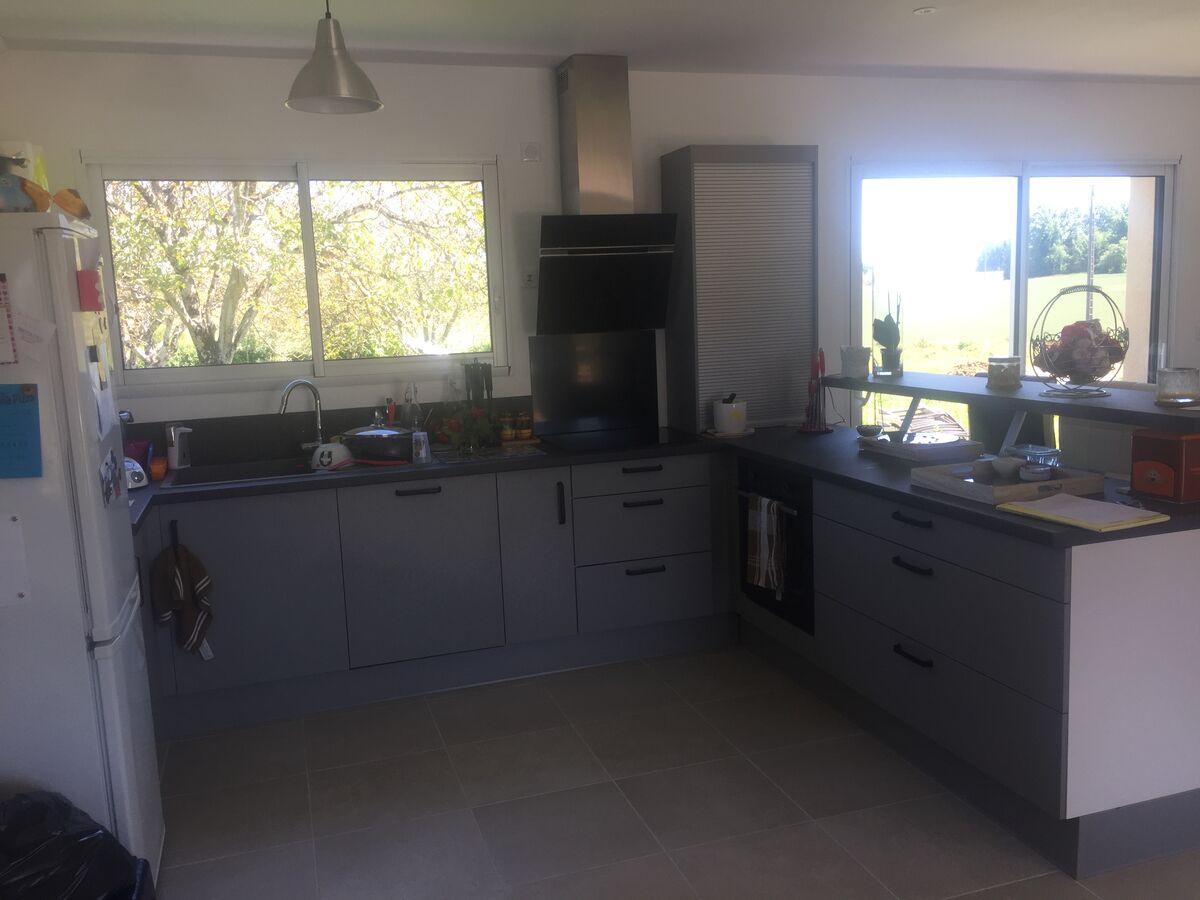 Rénovation cuisine équipée sur mesure Vega Prem's Gris Minéral et Label Zinc