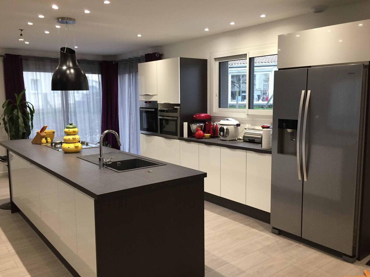 Rénovation cuisine sur mesure Petilla Blanc brillant